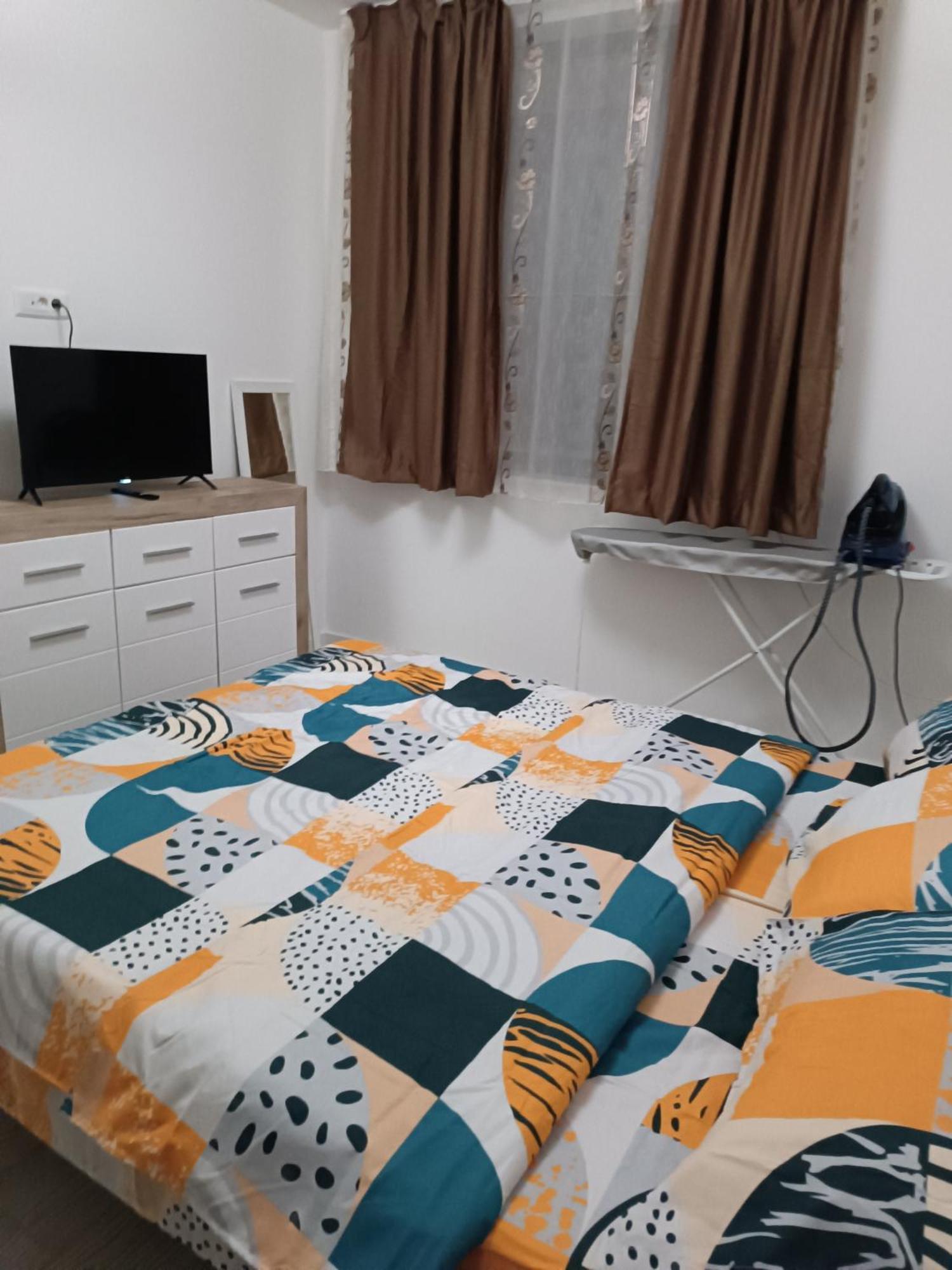 Apartament 2 Camere, Bloc Nou, Langa Promenada Moll, Capacitate 4 Persoane Craiova Ngoại thất bức ảnh
