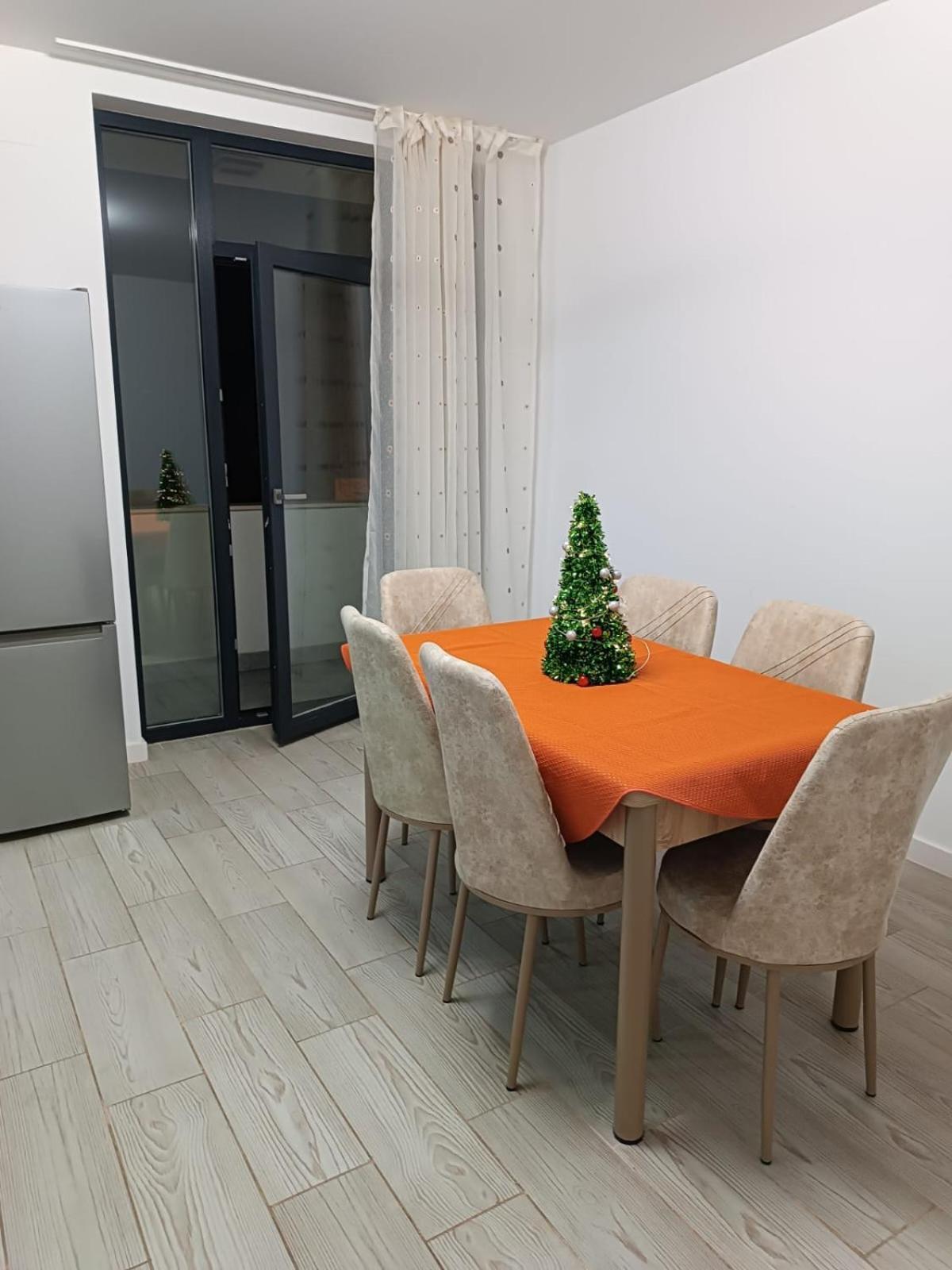 Apartament 2 Camere, Bloc Nou, Langa Promenada Moll, Capacitate 4 Persoane Craiova Ngoại thất bức ảnh